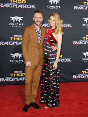aktörler Chris Hardwick ve Lydia Hearst
