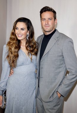 oyuncuları Elizabeth Chambers ve Armie Hammer