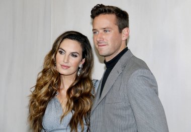 oyuncuları Elizabeth Chambers ve Armie Hammer