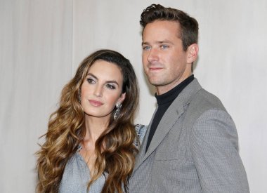 oyuncuları Elizabeth Chambers ve Armie Hammer