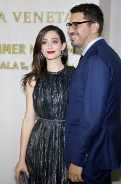 Emmy Rossum ve Sam Esmail
