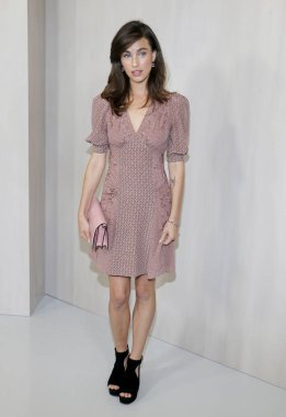 aktris Rainey Qualley