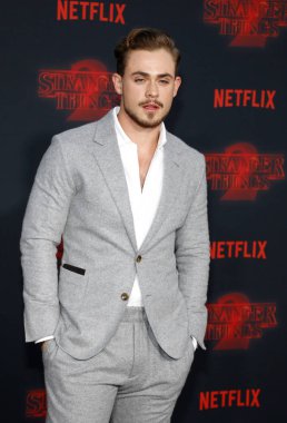 aktör Dacre Montgomery