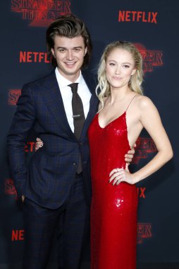 'Yabancı 26 Ekim 2017 üzerinde Regency Köyü tiyatro Westwood, ABD'de düzenlenen şeylerin' aktörler Joe Keery ve Maika Monroe Netflix sezon 2 premiere.
