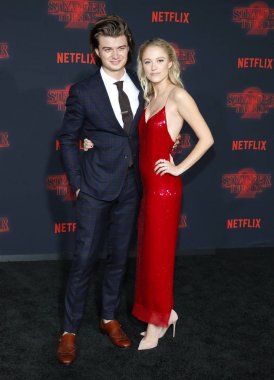 aktörler Joe Keery ve Maika Monroe
