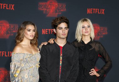 aktörler Paris Berelc, Emery Kelly ve Isabel Mayıs