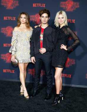 aktörler Paris Berelc, Emery Kelly ve Isabel Mayıs