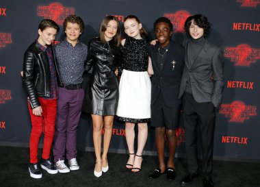 Noah Schnapp, Gaten Matarazzo, Millie Bobby Brown, Sadie lavabo, Caleb Mclaughlin ve Finn Wolfhard
