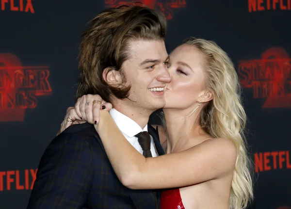 Atores Joe Keery e Maika Monroe — Fotografia de Stock