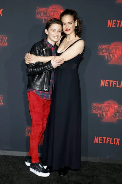 Los actores Winona Ryder y Noah Schnapp — Foto de Stock