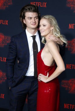 aktörler Joe Keery ve Maika Monroe