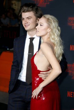 aktörler Joe Keery ve Maika Monroe