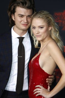 aktörler Joe Keery ve Maika Monroe