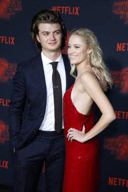 aktörler Joe Keery ve Maika Monroe