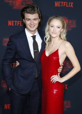aktörler Joe Keery ve Maika Monroe