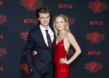 aktörler Joe Keery ve Maika Monroe