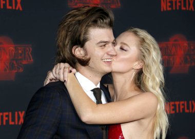 aktörler Joe Keery ve Maika Monroe