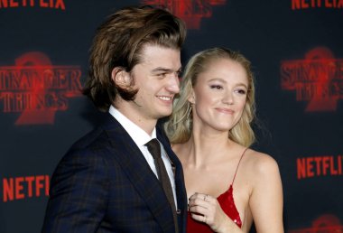 aktörler Joe Keery ve Maika Monroe