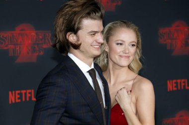 'Yabancı 26 Ekim 2017 üzerinde Regency Köyü tiyatro Westwood, ABD'de düzenlenen şeylerin' aktörler Joe Keery ve Maika Monroe Netflix sezon 2 premiere.