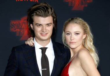 aktörler Joe Keery ve Maika Monroe