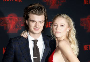 aktörler Joe Keery ve Maika Monroe