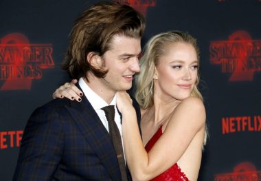 aktörler Joe Keery ve Maika Monroe