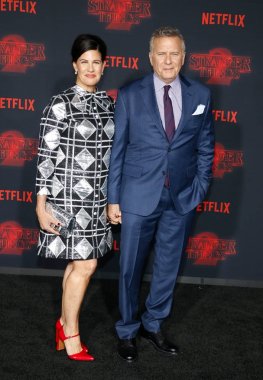 Paul Reiser ve Paula Ravets Netflix sezon 2 'Yabancı 26 Ekim 2017 üzerinde Regency Köyü tiyatro Westwood, ABD'de düzenlenen şeylerin' prömiyeri.
