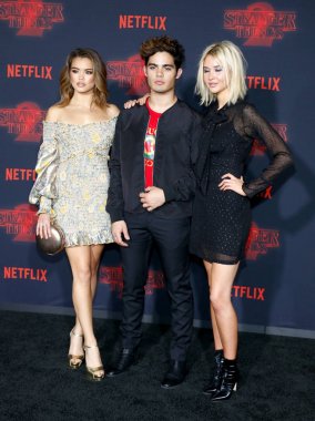 aktörler Paris Berelc, Emery Kelly ve Isabel Mayıs