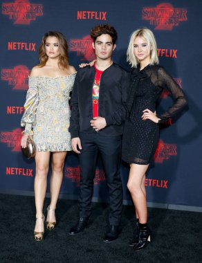 aktörler Paris Berelc, Emery Kelly ve Isabel Mayıs