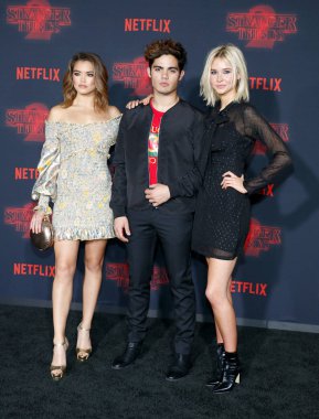 aktörler Paris Berelc, Emery Kelly ve Isabel 'Yabancı şeylerin' Netflix sezon 2 galasında Mayıs tarihlerinde Westwood, ABD Regency Köyü Tiyatrosu'nda 26 Ekim 2017.