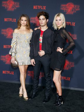 aktörler Paris Berelc, Emery Kelly ve Isabel 'Yabancı şeylerin' Netflix sezon 2 galasında Mayıs tarihlerinde Westwood, ABD Regency Köyü Tiyatrosu'nda 26 Ekim 2017.