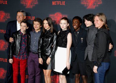 Noah Schnapp, Gaten Matarazzo, Millie Bobby Brown, Sadie lavabo, Caleb Mclaughlin ve Finn Wolfhard