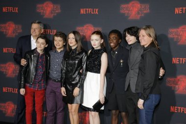 Noah Schnapp, Gaten Matarazzo, Millie Bobby Brown, Sadie lavabo, Caleb Mclaughlin ve Finn Wolfhard