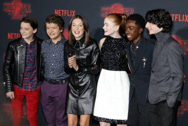 Noah Schnapp, Gaten Matarazzo, Millie Bobby Brown, Sadie lavabo, Caleb Mclaughlin ve Finn Wolfhard
