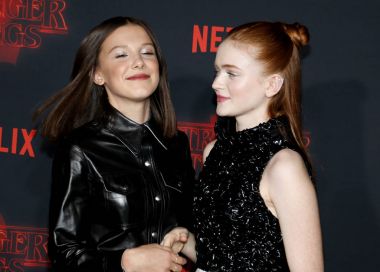 aktrisler Millie Bobby Brown ve Sadie lavabo