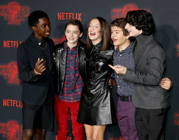 Noah Schnapp, Gaten Matarazzo, Millie Bobby Brown, Caleb Mclaughlin och Finn Wolfhard — Stockfoto