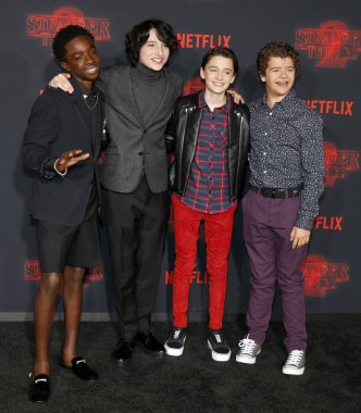 'Yabancı 26 Ekim 2017 üzerinde Regency Köyü tiyatro Westwood, ABD'de düzenlenen şeylerin' aktörler Noah Schnapp, Gaten Matarazzo, Caleb Mclaughlin ve Finn Wolfhard Netflix sezon 2 premiere.