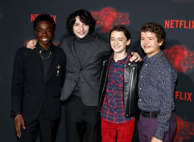 'Yabancı 26 Ekim 2017 üzerinde Regency Köyü tiyatro Westwood, ABD'de düzenlenen şeylerin' aktörler Noah Schnapp, Gaten Matarazzo, Caleb Mclaughlin ve Finn Wolfhard Netflix sezon 2 premiere.
