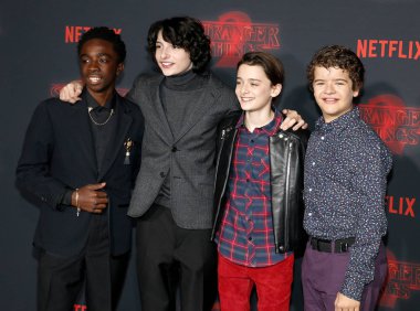 'Yabancı 26 Ekim 2017 üzerinde Regency Köyü tiyatro Westwood, ABD'de düzenlenen şeylerin' aktörler Noah Schnapp, Gaten Matarazzo, Caleb Mclaughlin ve Finn Wolfhard Netflix sezon 2 premiere.