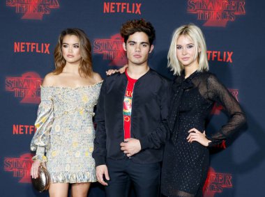 aktörler Paris Berelc, Emery Kelly ve Isabel Mayıs