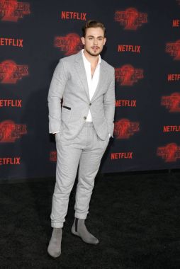 aktör Dacre Montgomery