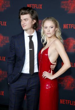 aktörler Joe Keery ve Maika Monroe