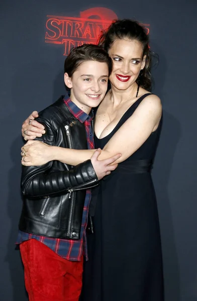 Los actores Winona Ryder y Noah Schnapp — Foto de Stock