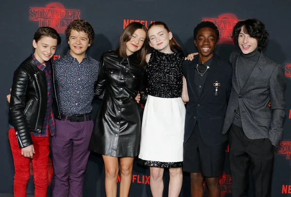 Noah Schnapp, Gaten Matarazzo, Millie Bobby Brown, Sadie Sink, Caleb McLaughlin y Finn Wolfhard —  Fotos de Stock