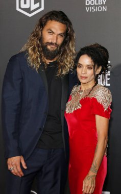 13 Kasım 2017 Hollywood, ABD Dolby tiyatroda aktörler Jason Momoa'ya ve Lisa Bonet 'Adalet Birliği' Dünya galasında düzenlenen.