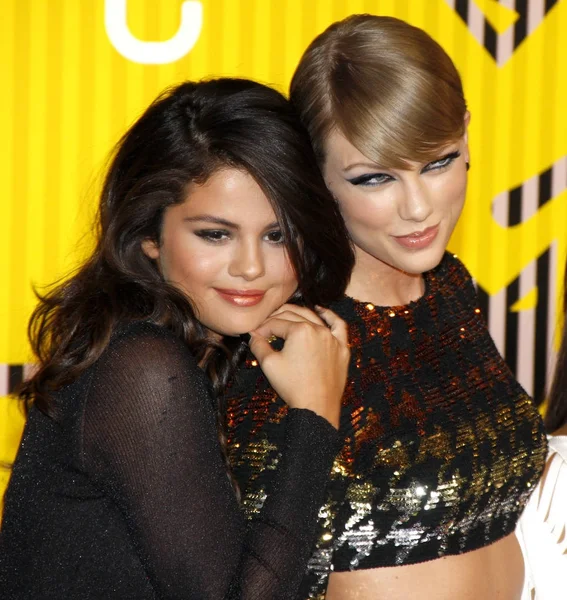Selena Gomez and Taylor Swift — Stock Photo, Image