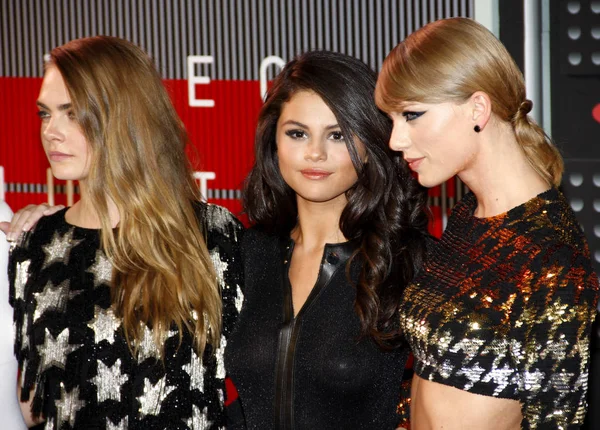 Cara Delevingne, Selena Gomez y Taylor Swift — Foto de Stock