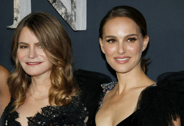 Natalie Portman and Jennifer Jason Leigh — Stock Photo, Image