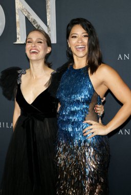 Natalie Portman ve Gina Rodriguez