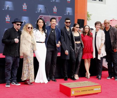 Lionel Richie, Sofia Richie, Miles Richie, Nicole Richie, Lionel Richie, Lisa Parigi ve Benji Madden Lionel Richie el ve ayak izi törenle Tcl Çin Tiyatrosu Hollywood, ABD 7 Mart 2018 düzenlenen.